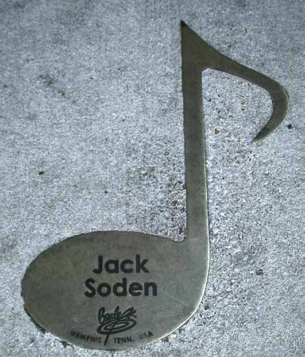 Im Gehweg der Beale Street verewigt: eine Note für Jack Soden