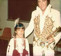 Foto der Urkundenübergabe mit Monique Brave und Elvis Presley